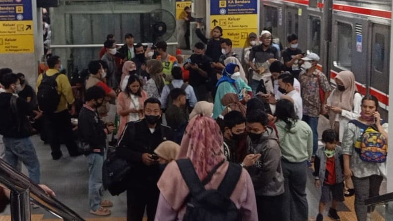 Penumpang KRL Sempat Menumpuk di Stasiun Manggarai Imbas Perbaikan Kereta Bandara