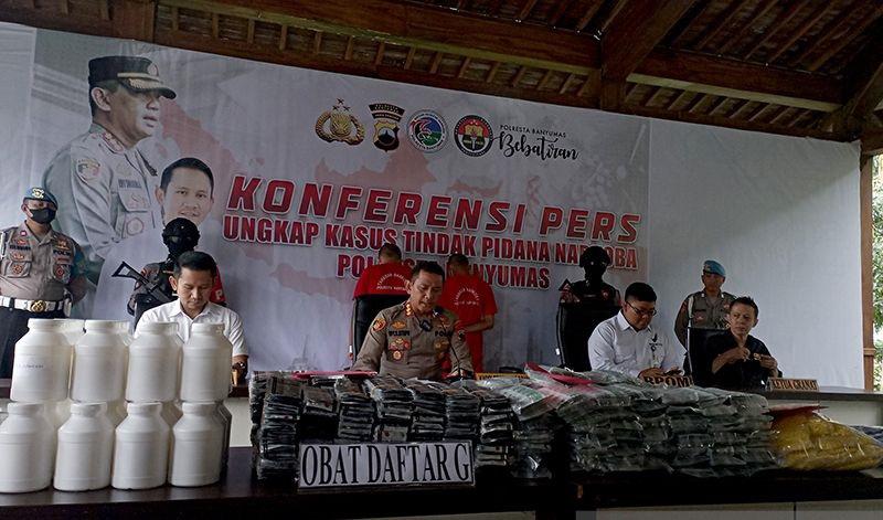 Polisi Bongkar Industri Rumahan Tembakau Sintetis Sita Ratusan Ribu Butir Obat Terlarang 9476