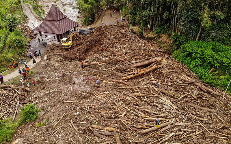 Material Lumpur dan Kayu Putus Saluran Irigasi usai Banjir Bandang di