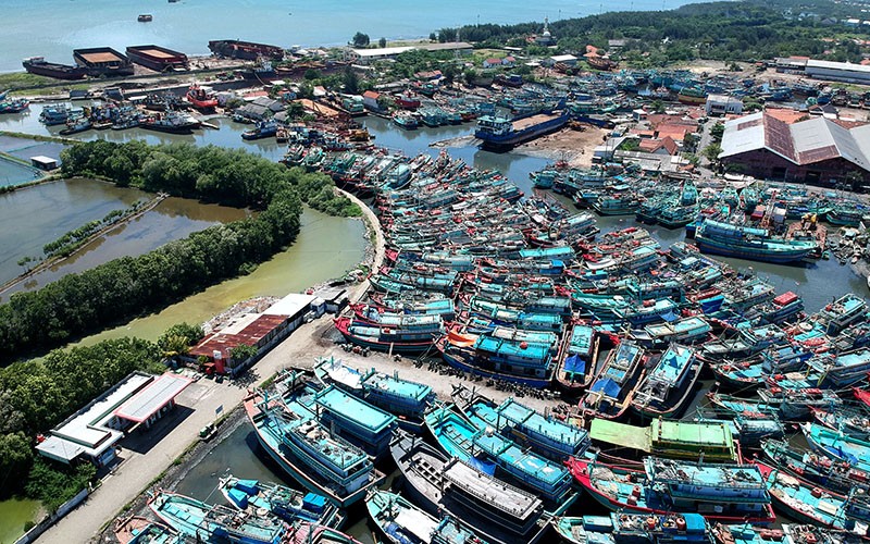 Cuti Melaut Jelang Lebaran, Ratusan Kapal Nelayan Bersandar di Pelabuhan Tegal - Bagian 2