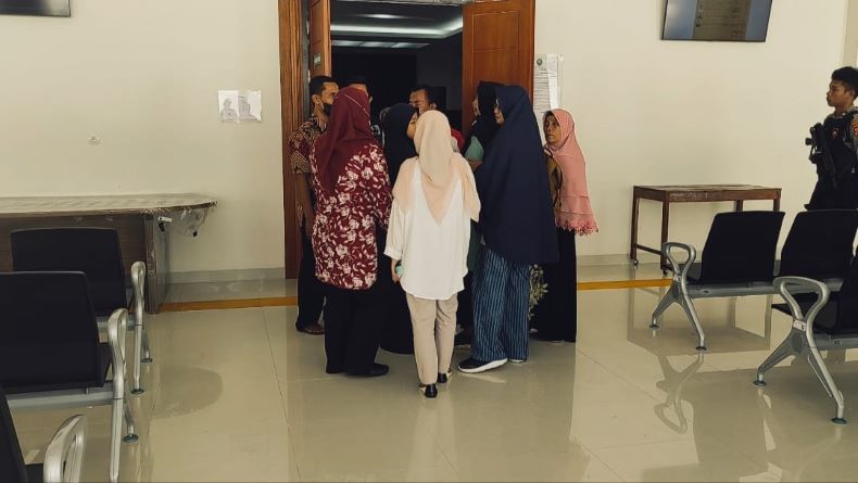 title Pembunuh Hafizah di Bangka Barat Divonis 10 Tahun Penjara, Ibu Korban Histeris Pembunuh Hafizah di Bangka Barat Divonis 10 Tahun Penjara, Ibu Korban Histeris