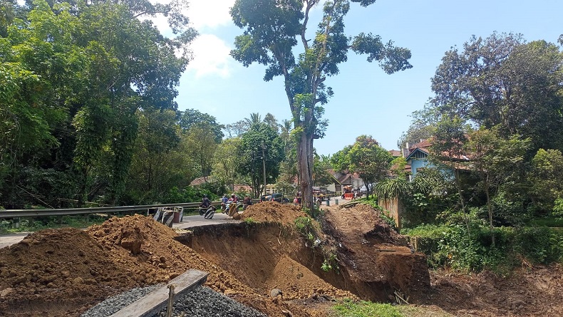 Bahu Jalan Maja-Cikijing Majalengka Terkikis, Pengendara Gantian Melintas