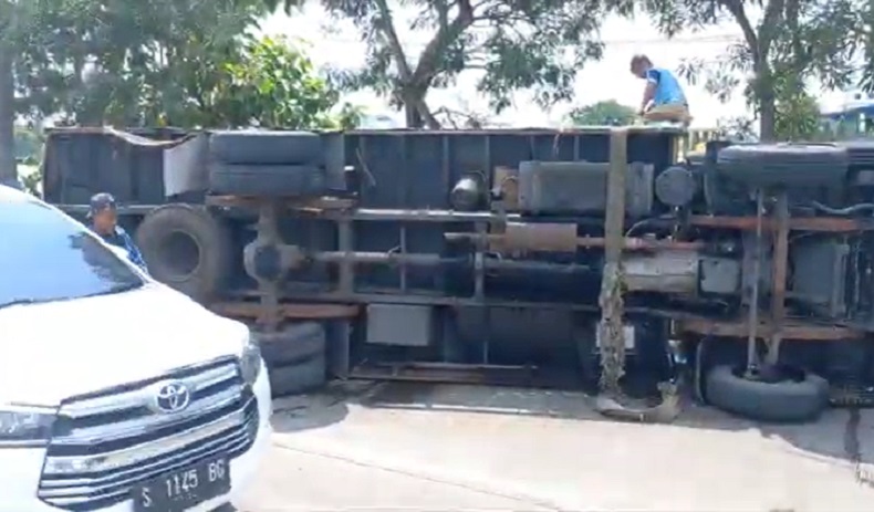 Kecelakaan di Lamongan, Bus Tabrak Truk Plastik hingga Terguling