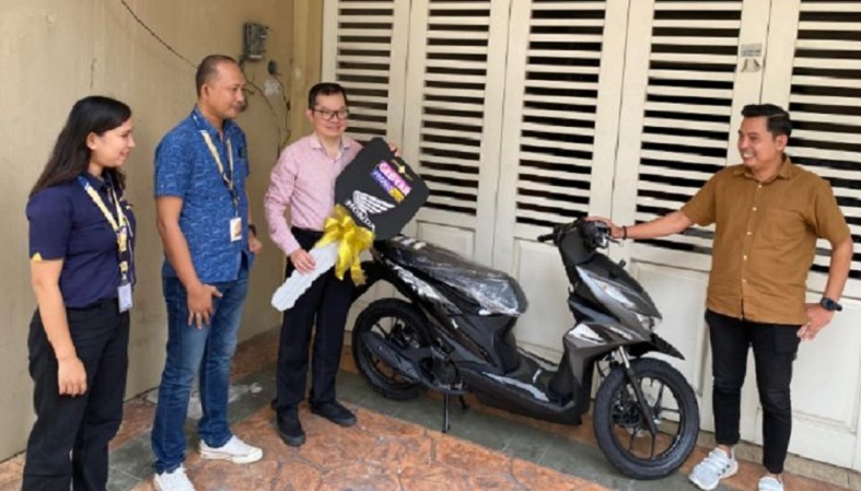 title Loyalty Customer 2023 MNC Finance, Warga Surabaya Dapat Hadiah Motor Loyalty Customer 2023 MNC Finance, Warga Surabaya Dapat Hadiah Motor