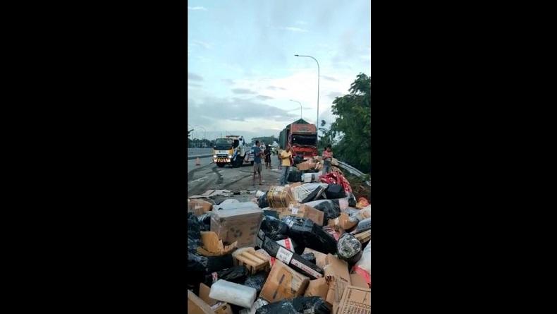 Kecelakaan di Tol Semarang-Solo 8 Tewas, Paket Kiriman Tampak Berceceran