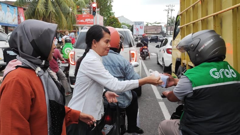 Dapat Takjil Gratis, Warga Babel: Terima Kasih Partai Perindo