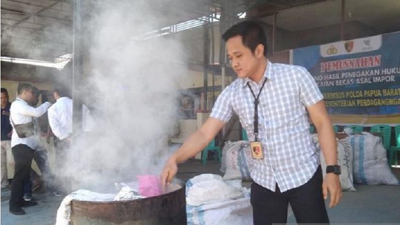 Polisi Bakar 7 Balpres Pakaian Bekas dalam Tong, Hasil Tangkapan di Sorong