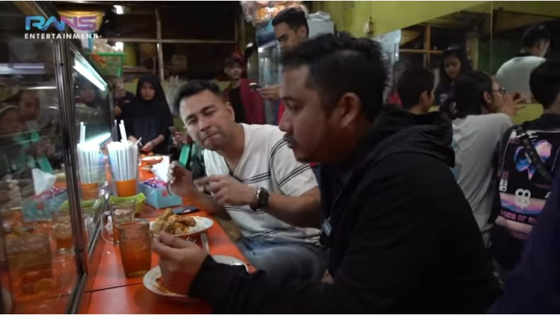 5 Potret Artis Kaya Raya Yang Suka Makan Di Warteg Ada Idolamu