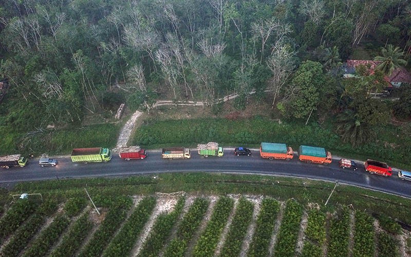 Jalan Lintas Sumatera Didominasi Truk - Bagian 1