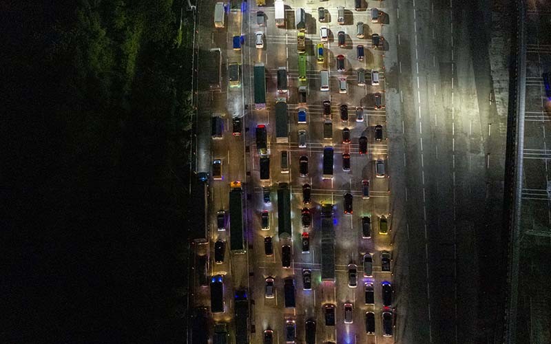 Puncak Arus Mudik Gelombang Pertama, Begini Kepadatan Tol Cikampek Utama - Bagian 3