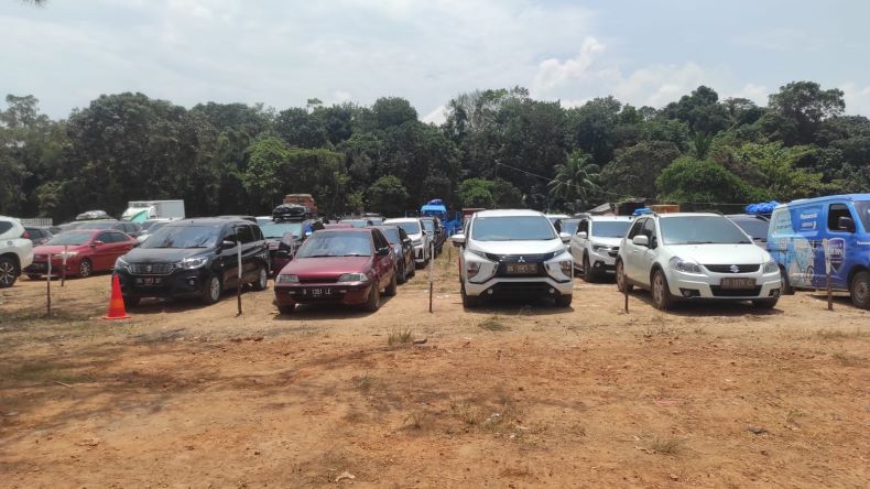 H-7 Lebaran, Ratusan Kendaraan Mulai Memadati Pelabuhan Tanjung Kalian Muntok