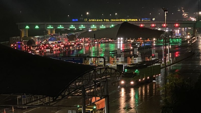 Volume Arus Kendaraan Pemudik di GT Cikampek Utama Karawang Mulai Naik