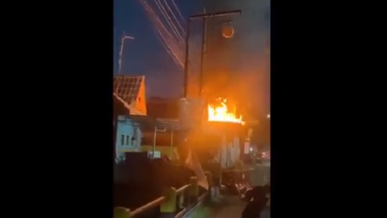 title OTK Serang Pos Polisi di Pinrang Terekam CCTV, Terbakar setelah Dilempar Bom Molotov OTK Serang Pos Polisi di Pinrang Terekam CCTV, Terbakar setelah Dilempar Bom Molotov