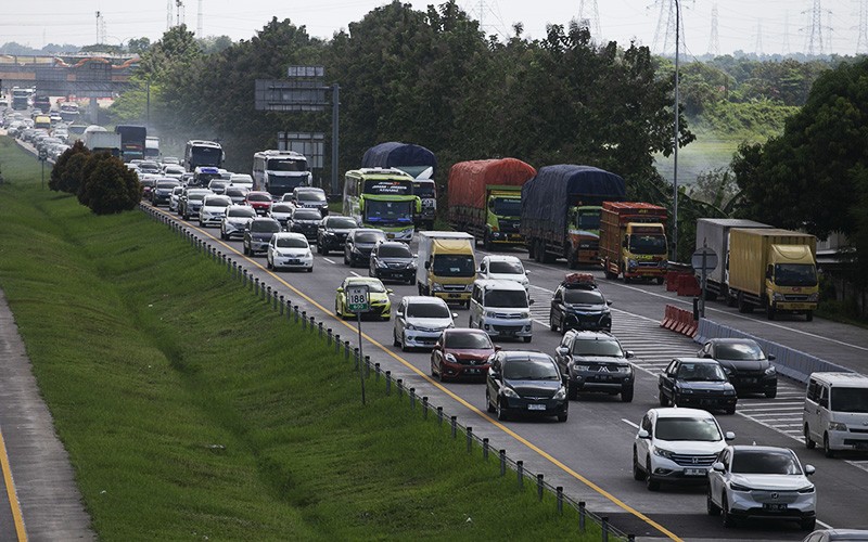 Suasana Kepadatan Masuk Gerbang Tol Cipali - Bagian 1