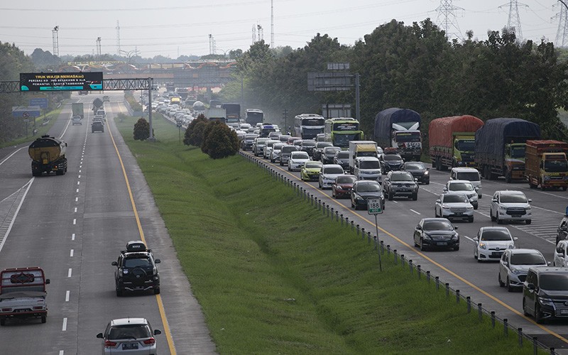 Suasana Kepadatan Masuk Gerbang Tol Cipali - Bagian 2