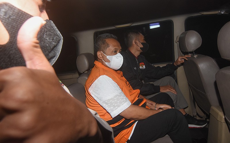 Tampang Wali Kota Bandung Yana Mulyana Diborgol Pakai Baju Tahanan KPK - Bagian 1