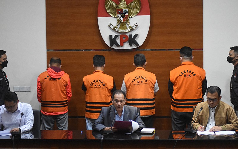 Tampang Wali Kota Bandung Yana Mulyana Diborgol Pakai Baju Tahanan KPK - Bagian 3