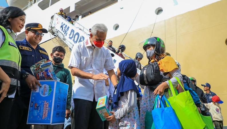 Sambut Pemudik di Pelabuhan Tanjung Emas, Ganjar Beri Hadiah Mainan ke Anak-anak