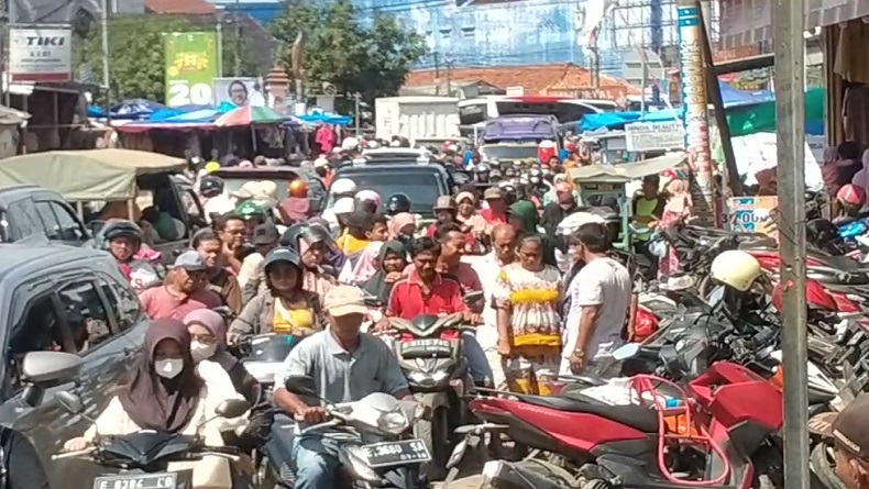 title Lalu Lintas di Jatibarang Indramayu Macet, Tersendat Aktivitas Pasar Tumpah Lalu Lintas di Jatibarang Indramayu Macet, Tersendat Aktivitas Pasar Tumpah