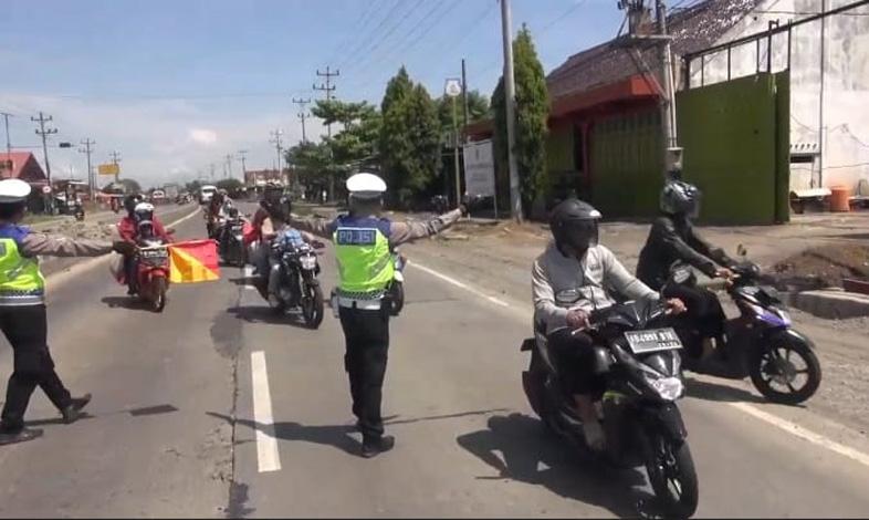  Ratusan Pemudik Motor Jalani Pemeriksaan Kesehatan di Cek Poin Jalur Pantura Brebes