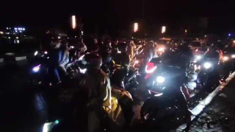 title Pemudik Padati Jalur Pantura Cirebon, Pilih Malam Hari untuk Pulang Kampung Pemudik Padati Jalur Pantura Cirebon, Pilih Malam Hari untuk Pulang Kampung