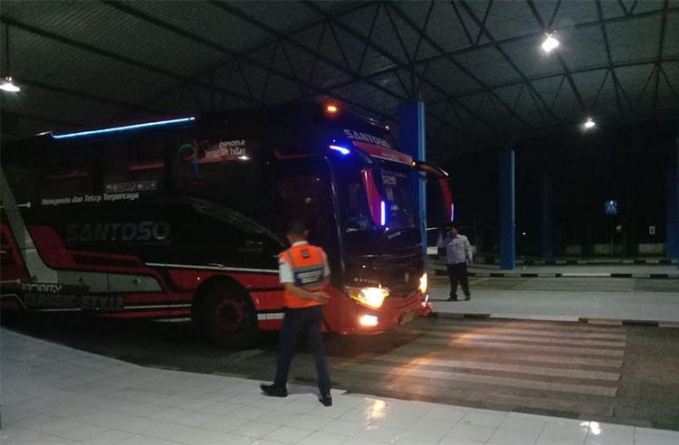 title Arus Mudik Masih Sepi, 2 Bus Masuk Terminal Dhaksinarga Gunungkidul Bawa 13 Penumpang Arus Mudik Masih Sepi, 2 Bus Masuk Terminal Dhaksinarga Gunungkidul Bawa 13 Penumpang