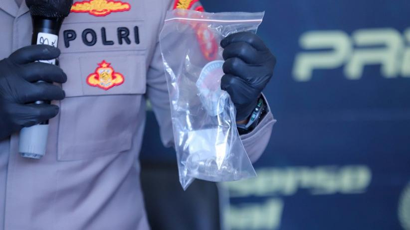 Tampang HF, Artis Sinetron Pakai Baju Tahanan Narkoba Polres Jakbar - Bagian 4