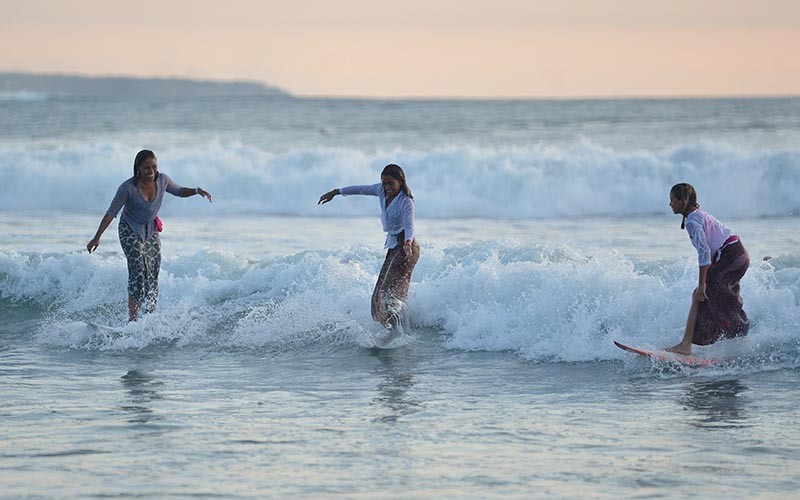 Potret Bule Pakai Kebaya Sambil Berselancar Sambut Hari Kartini di Pantai Bali  - Bagian 2
