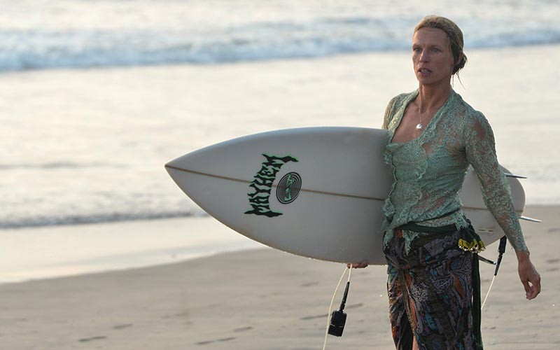 Potret Bule Pakai Kebaya Sambil Berselancar Sambut Hari Kartini di Pantai Bali  - Bagian 1