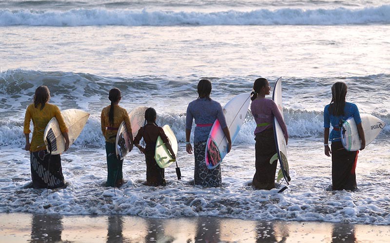 Potret Bule Pakai Kebaya Sambil Berselancar Sambut Hari Kartini di Pantai Bali  - Bagian 3