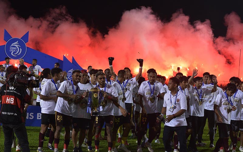 Selebrasi Pemain PSM Makassar Angkat Trofi Liga 1 2022/2023 - Bagian 3