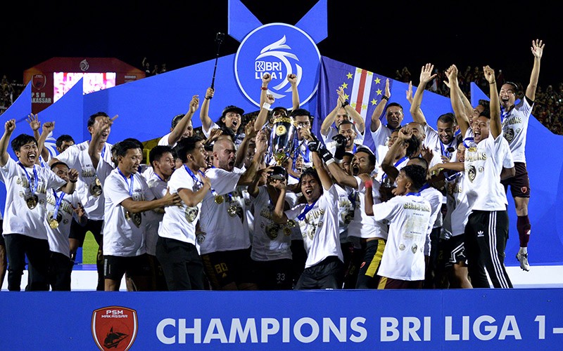 Selebrasi Pemain PSM Makassar Angkat Trofi Liga 1 2022/2023 - Bagian 2