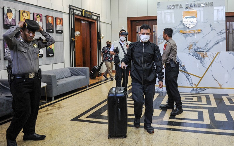 Geledah Ruang Kerja Wali Kota Bandung, Penyidik KPK Bawa 3 Koper Besar - Bagian 1