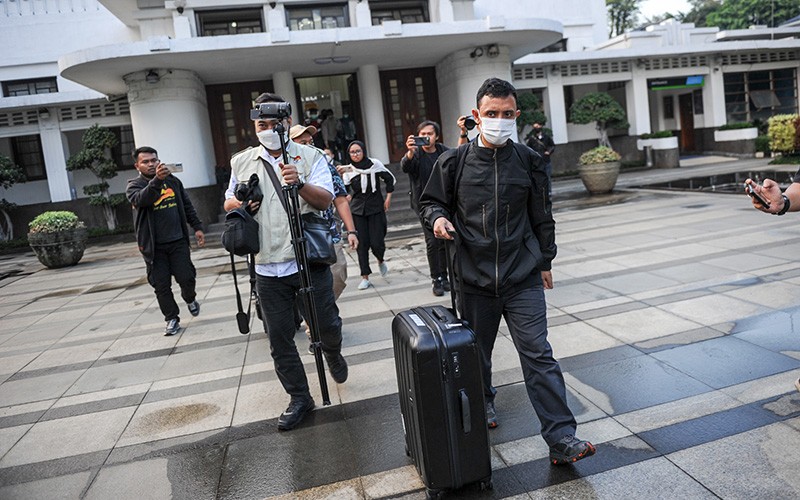 Geledah Ruang Kerja Wali Kota Bandung, Penyidik KPK Bawa 3 Koper Besar - Bagian 3
