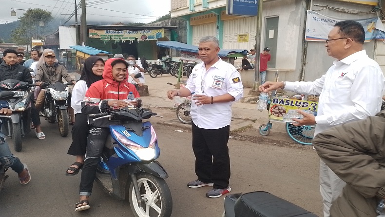 Berkah Ramadhan, Bacaleg Perindo di Cianjur Turun ke Jalan Bagikan Takjil