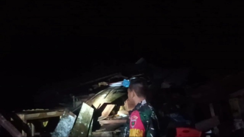 title Angin Puting Beliung Hantam 2 Desa di Luwu Utara, Puluhan Rumah Rusak Angin Puting Beliung Hantam 2 Desa di Luwu Utara, Puluhan Rumah Rusak
