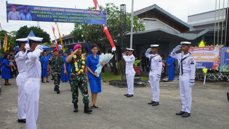 title Sertijab Danlantamal X Jayapura, Isak Tangis Warnai Pelepasan Brigjen Feryanto Marpaung Sertijab Danlantamal X Jayapura, Isak Tangis Warnai Pelepasan Brigjen Feryanto Marpaung