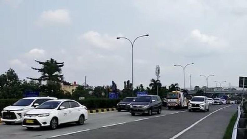 title Exit Tol Krapyak Semarang Siang Ini Padat Kendaraan Berpelat Jakarta Exit Tol Krapyak Semarang Siang Ini Padat Kendaraan Berpelat Jakarta