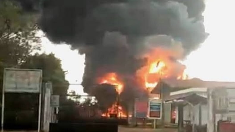 Tersambar Petir, Booster BBM Pertamina di Betung Banyuasin Terbakar