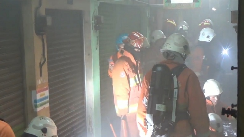 Kios Pakaian di Pasar DTC Surabaya Terbakar, Pedagang Panik