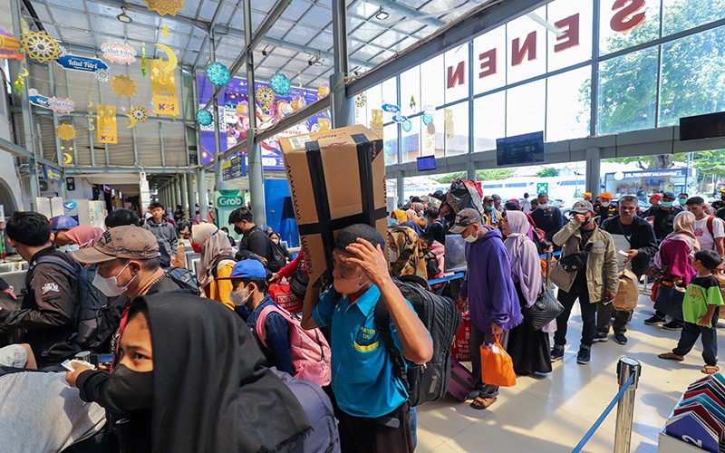 24.000 Penumpang Kereta Mudik Melalui Stasiun Pasar Senen - Bagian 3
