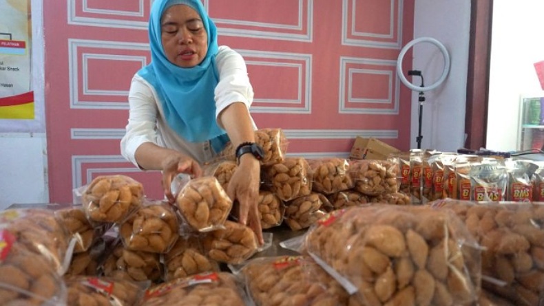 Laris Manis, Pedagang Kue Kering Gorontalo Tambah Produksi Jelang Lebaran