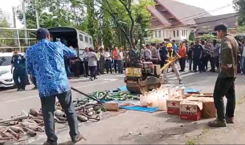 Ratusan Botol Miras dan Knalpot Brong di Pangkep Dimusnahkan dengan Cara Digilas