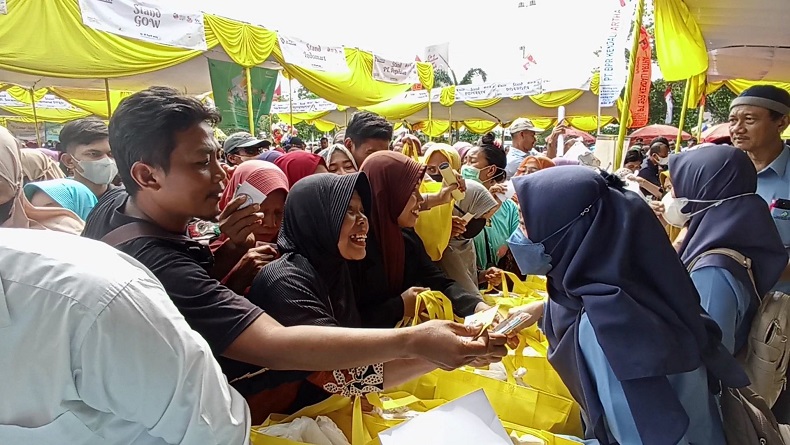 Ratusan Warga Berdesakan Beli Sembako Murah di Alun-alun Kendal