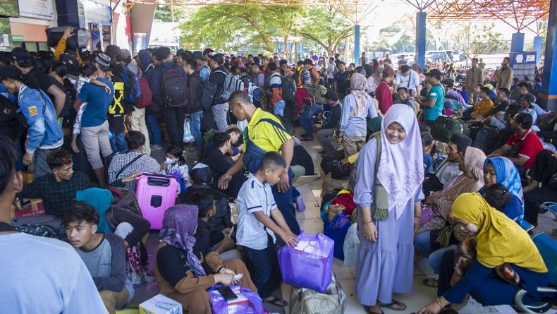Takut Tertinggal Kapal, Warga Surabaya Tidur di Pelabuhan Trisakti selama 5 Hari