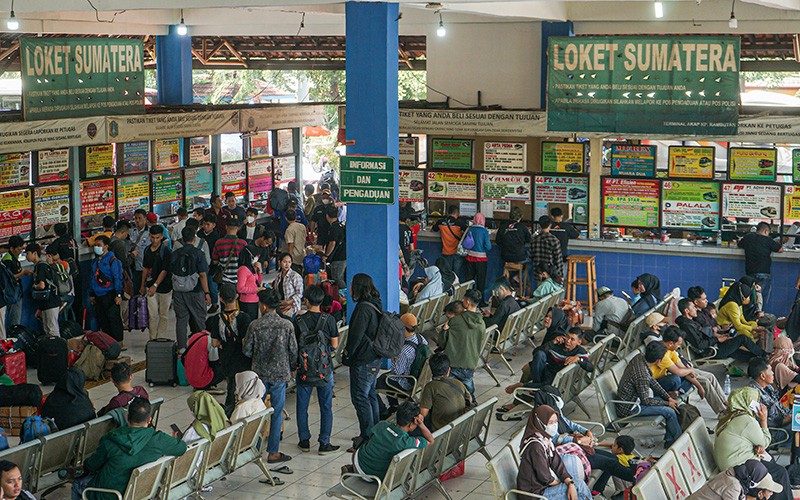 Pemudik Mulai Padati Terminal Kampung Rambutan pada H-5 Lebaran - Bagian 1