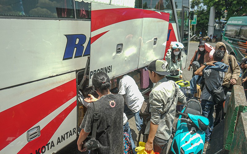 Pemudik Mulai Padati Terminal Kampung Rambutan pada H-5 Lebaran - Bagian 4