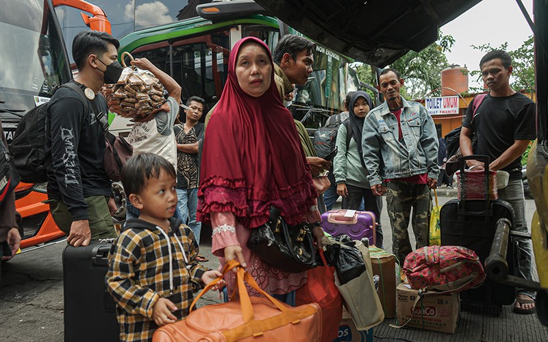 Pemudik Mulai Padati Terminal Kampung Rambutan pada H-5 Lebaran - Bagian 2