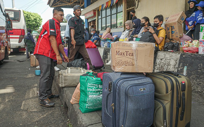 Pemudik Mulai Padati Terminal Kampung Rambutan pada H-5 Lebaran - Bagian 3