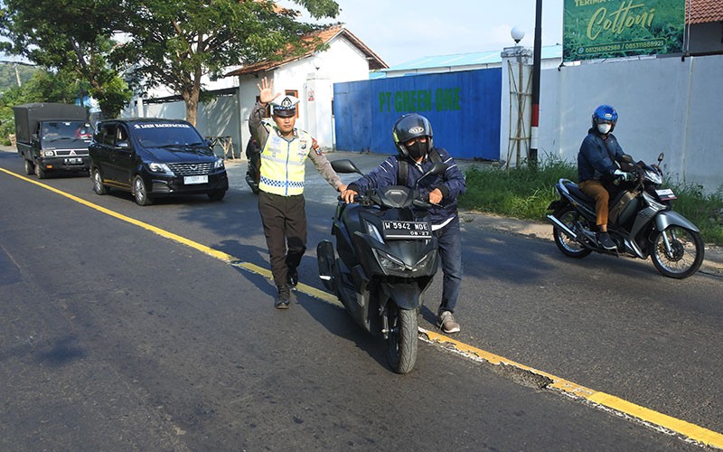 Polres Situbondo Buka Layanan Tambal Ban Gratis - Bagian 2